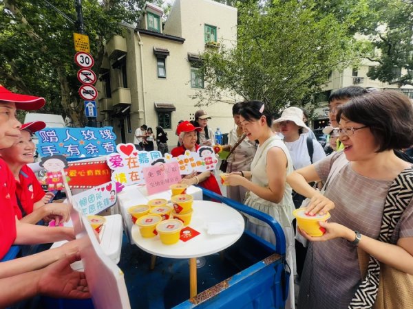 瑶鸿配资 武康大楼前有免费的绿豆汤！这群阿姨酷暑下忙活了一整天